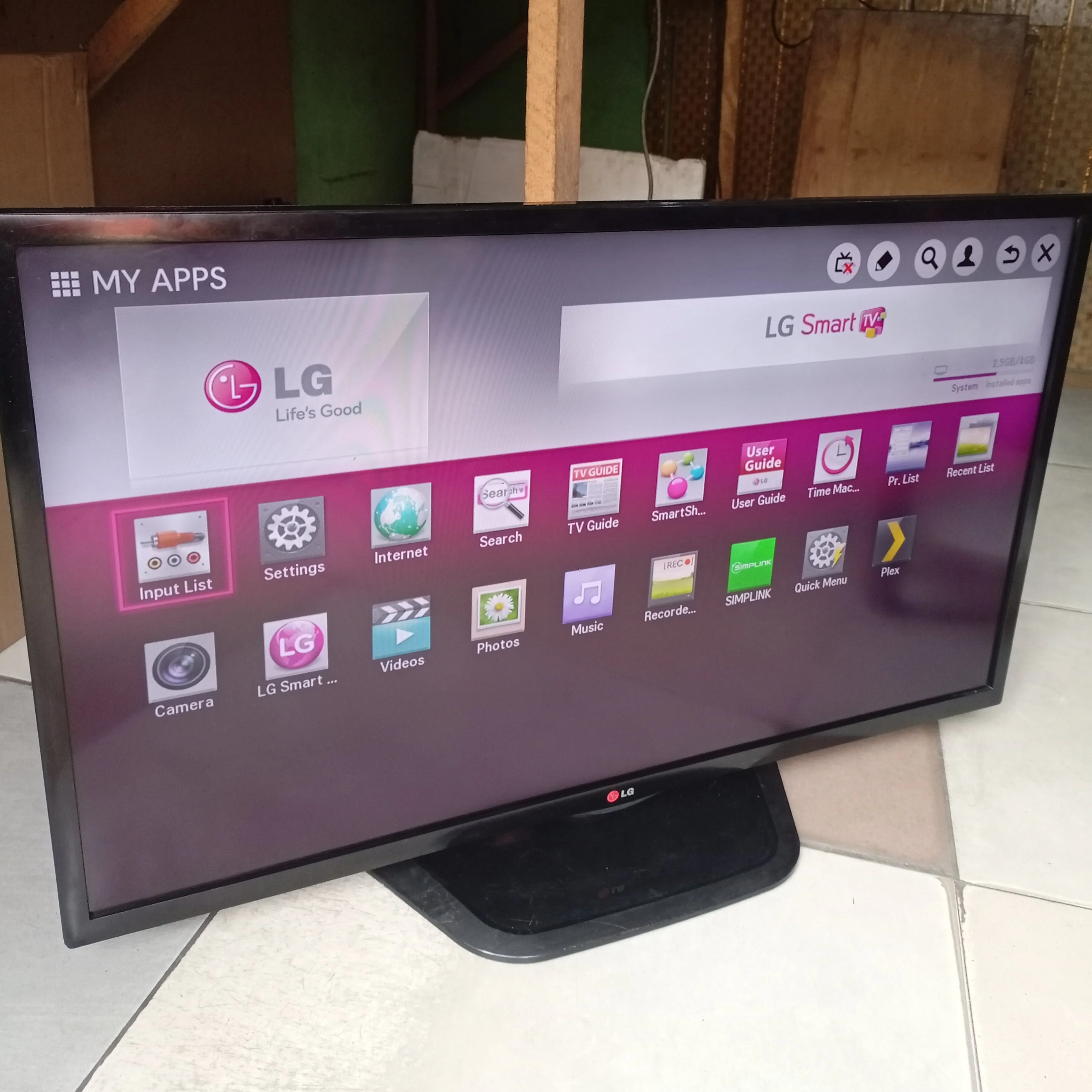 LG 39 Inch 39LN575S Satellite Smart Full HD 1080p LED TV - UK Used