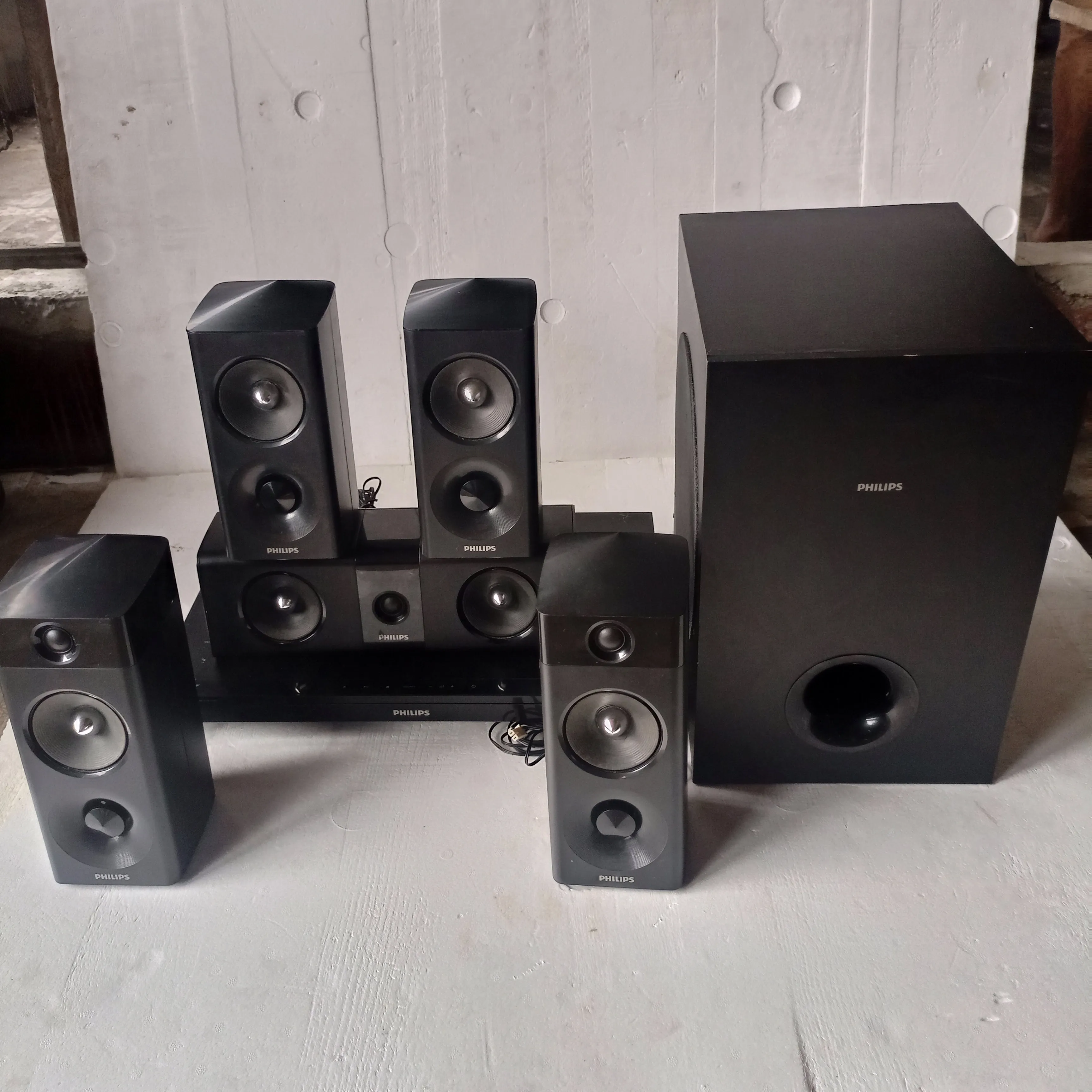 Philips HTB5510 5.1Ch 1000Watts Bluetooth 3D Blu-ray DVD Home Theater - Foreign Used