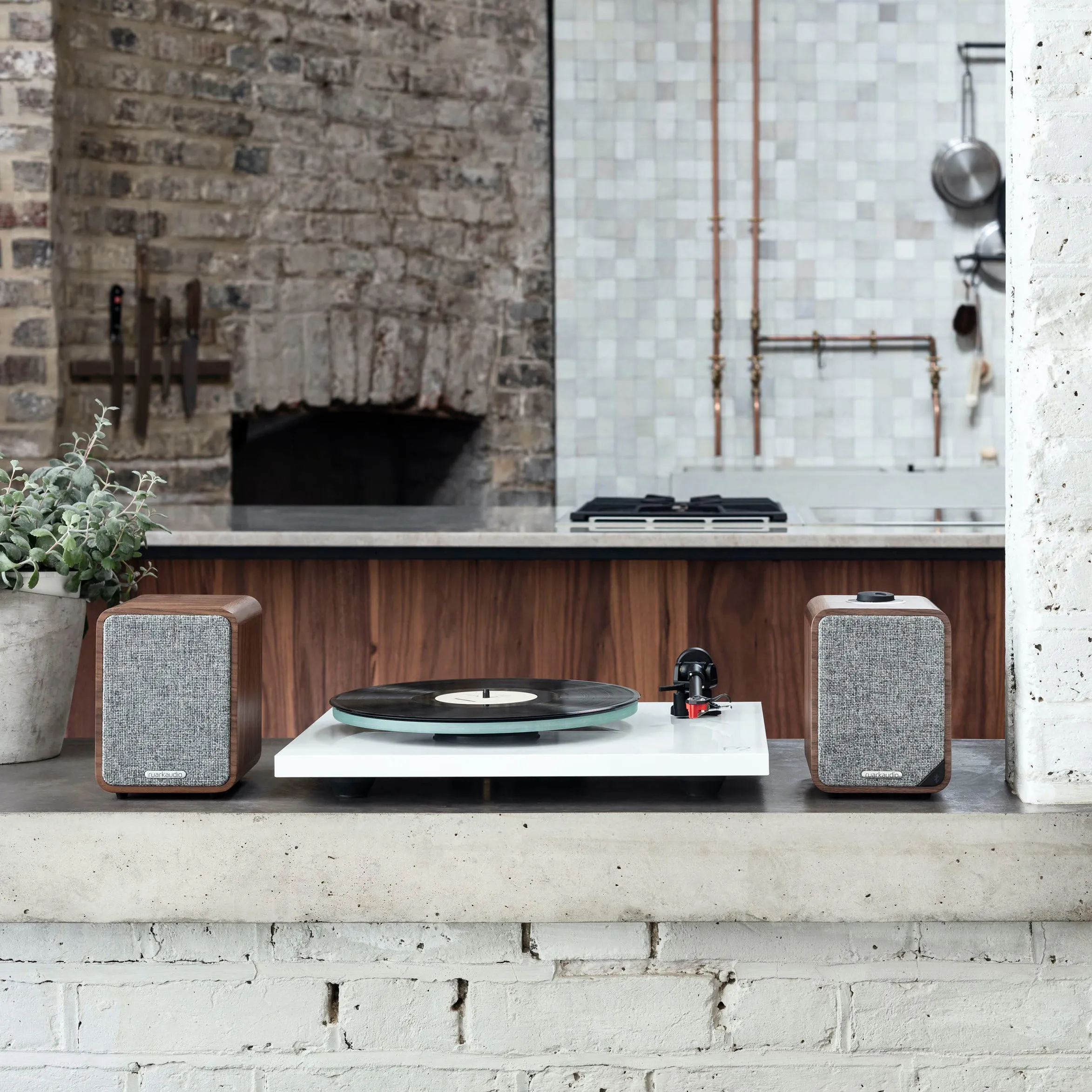 RUARK AUDIO MR1 TURNTABLE PACKAGE (AQ EVERGREEN CABLE)